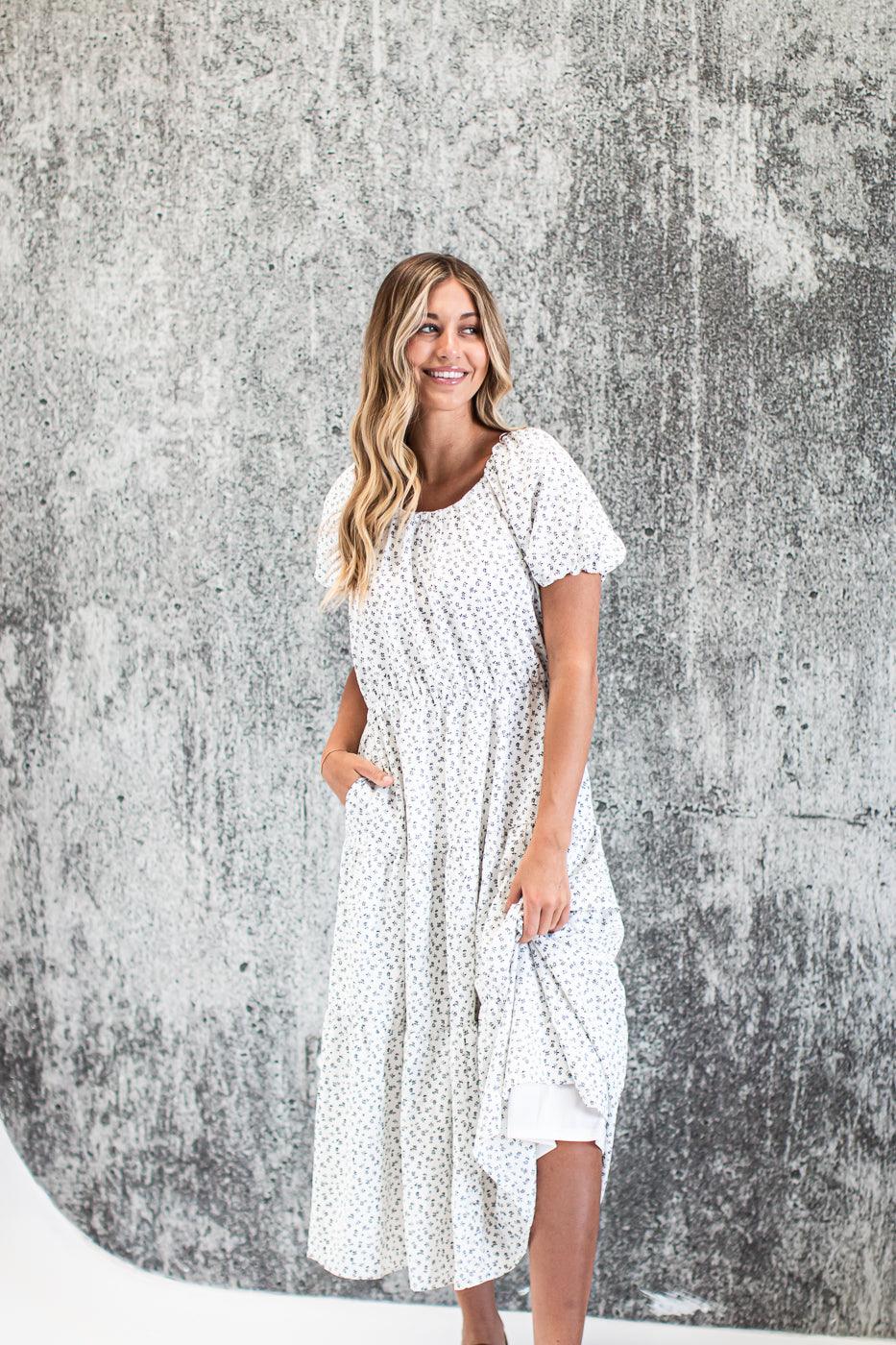 Maxi dress with puff sleeves and scoop neck